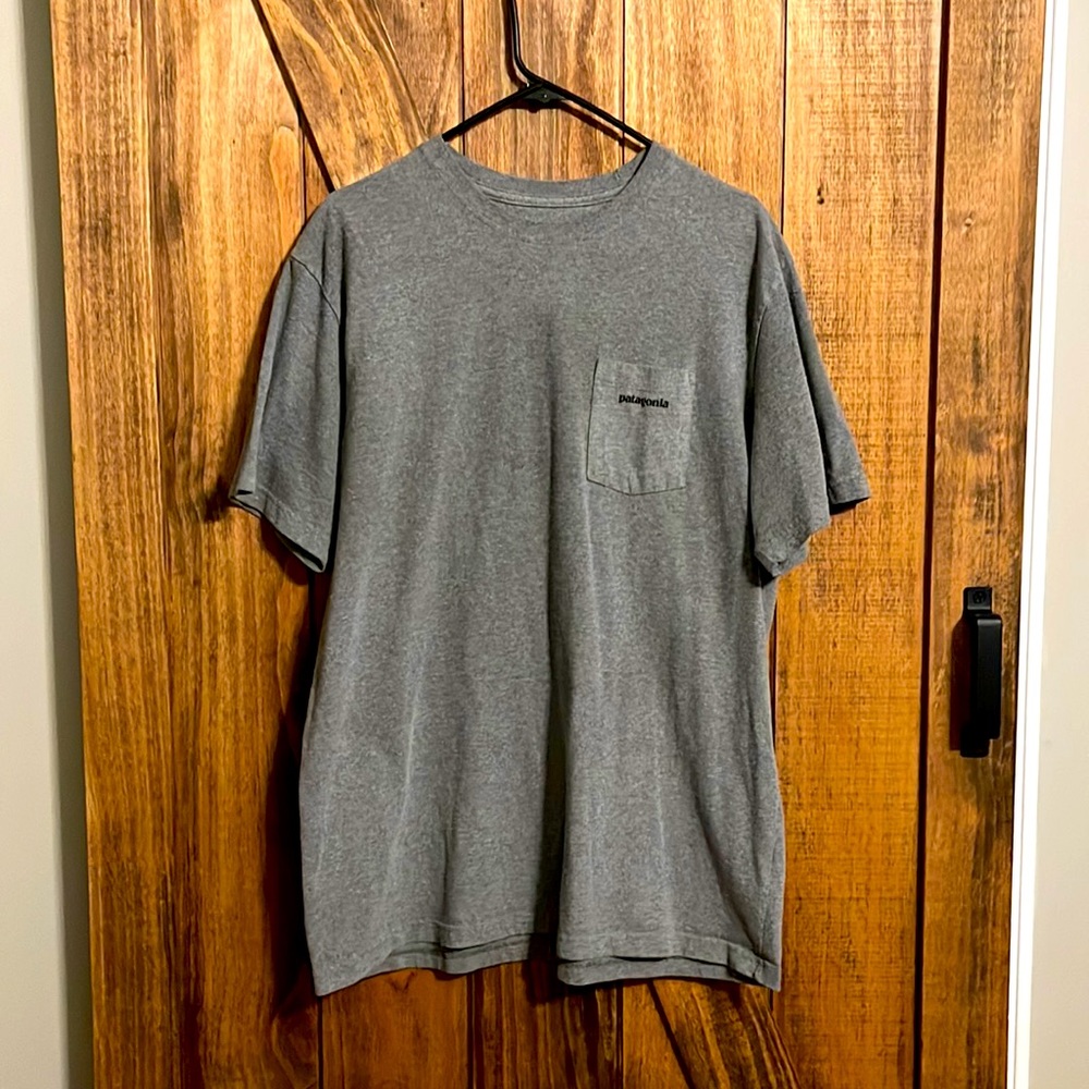 COPY - Patagonia Men's P-6 Logo Pocket Responsibili-Tee®- Grey, Size Large.